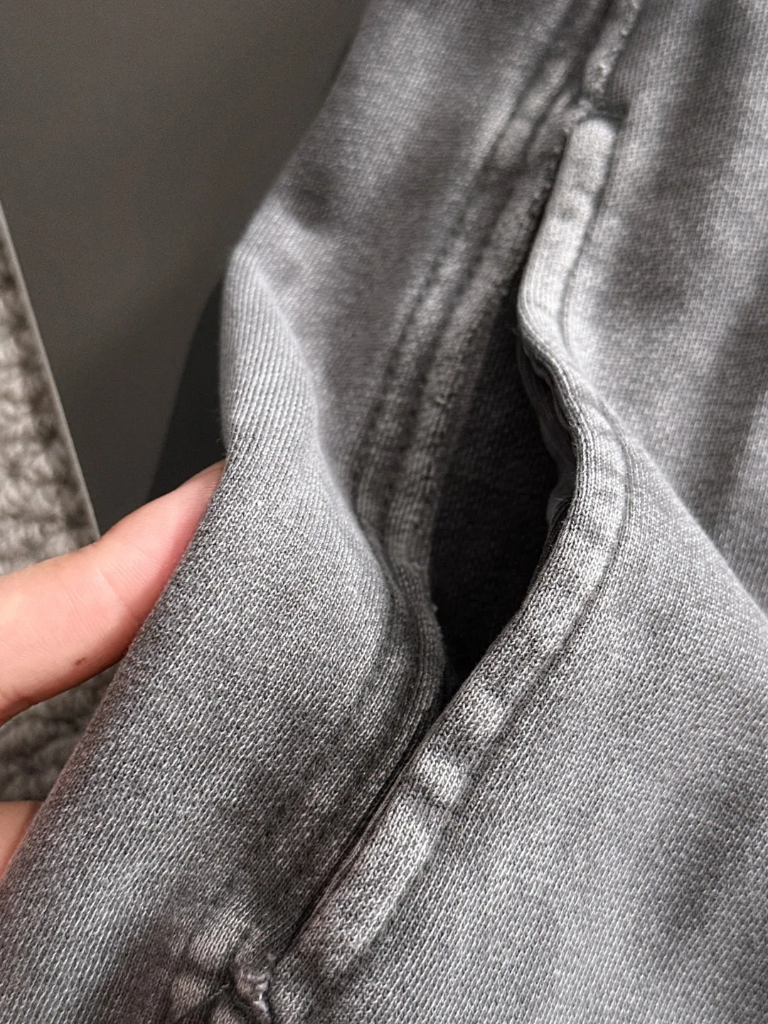Next day shipment P360 Stone lsland/Stone Island Mouth Joint Exclusive launch of 25ss autumn and winter new high-quality trousers Compare real-life details at will The craftsmanship that ordinary small workshops cannot copy Top-level ZP development Unique imported fabric feel Purely imported German machine production Precision operation Ten thousand needle density A pair of trousers with rich details You can see the development strength A full set of new accessories can be customized simultaneously Simple yet elegant Soft, delicate and comfortable The upper body is versatile and fashionable A perfect choice for autumn and winter. A must-have item. Loose fit. Please refer to the size chart when placing an order: S to XL (or state your height and weight when placing an order)